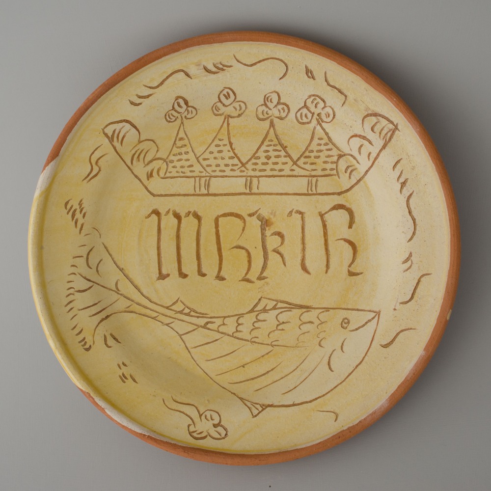 replica of a dish with christian symbols and the name of Maria / 1475-1525 / original in collection Museum Weesp