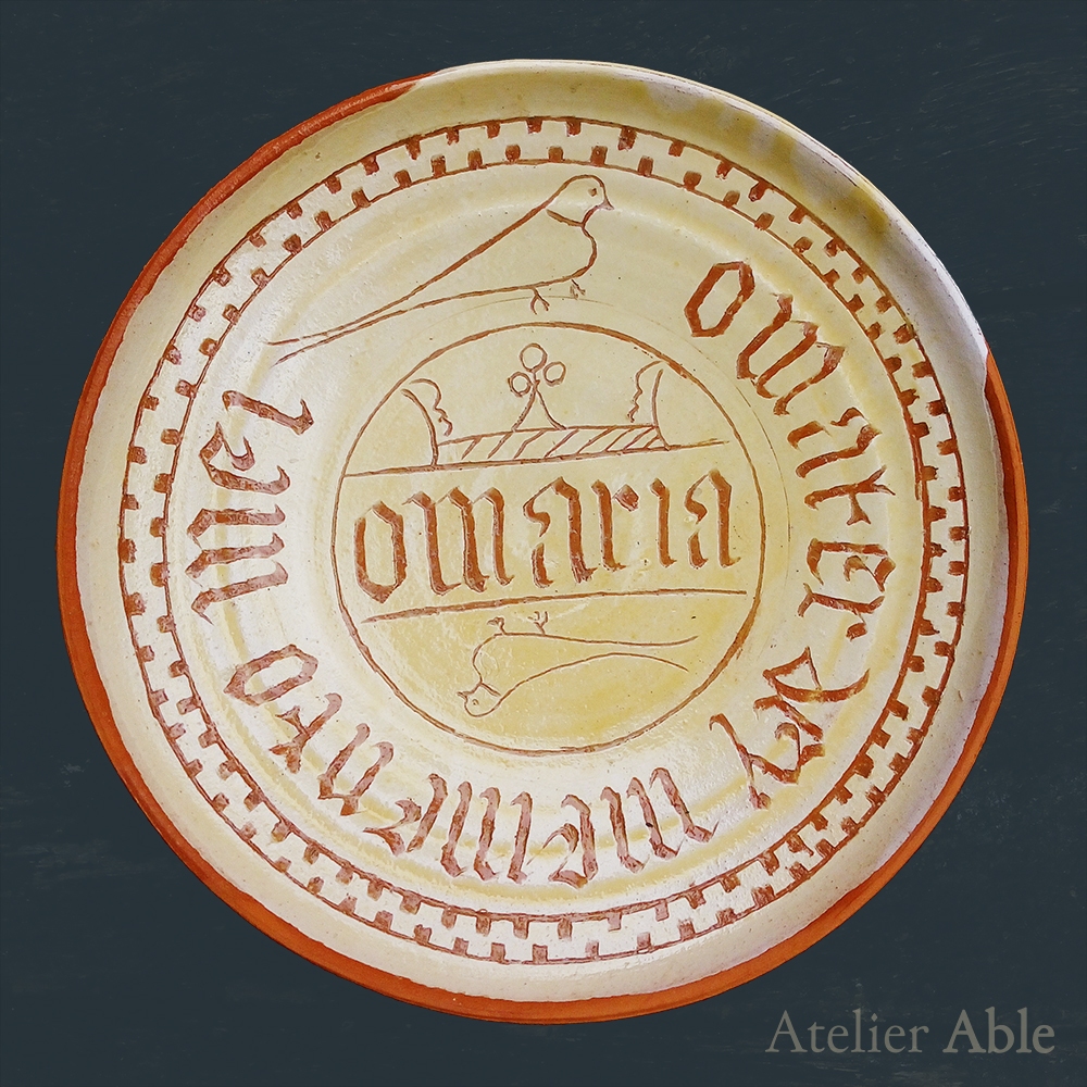 reconstruction of a Dutch raised dish with the inscription O MARIA O MATER DEY MEMENTO MEI / 1475-1550