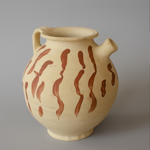 Left: reconstruction of a Pingsdorf  pot with spout. Right: original pot from Museum de Waag in Deventer, 1150-1200