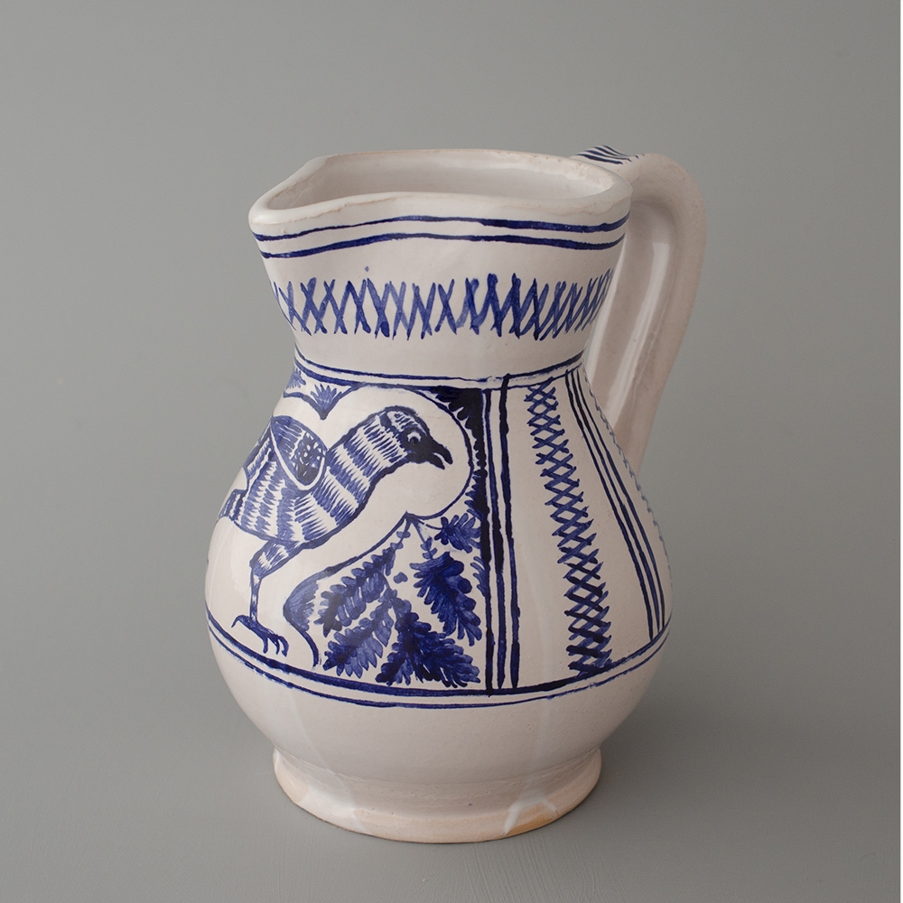 Left: reconstruction of a pitcher with a bird. Right: Italian pitcher / second half of the 15th century