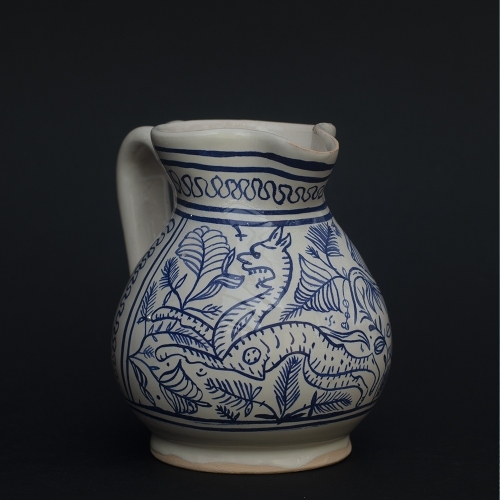 Left: reconstruction of a pitcher with a feline. Right: pitcher from the Museo della Ceramica e della Tuscia in Viterbo / 1450-1499