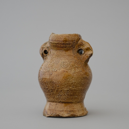 a reconstruction of a small pot, sometimes interpreted as an inkwell but also as a "spinvetpot" to moisturize the fingers during spinning, late 15th or 16th century
