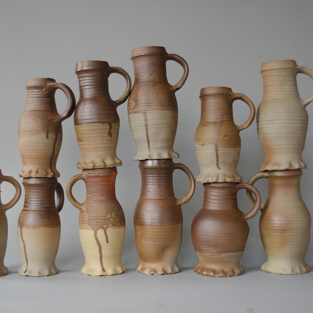 Left: reconstructions of jugs with engobe. Right: an original 14th century jug from Vianden castle