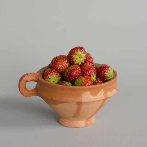 replica of a Dutch berry cup / 17th century