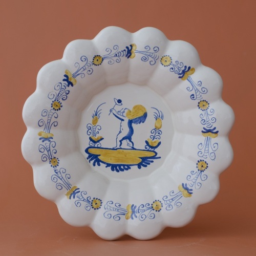 Replica of a lobed dish with a putto. The original was found in Groningen