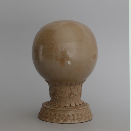replica wig stand to the left. Right: wig stand from 1831, stoneware