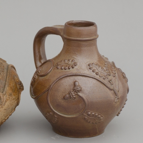 replica of a 16th century oak leaf jug from Köln and the original piece to the left